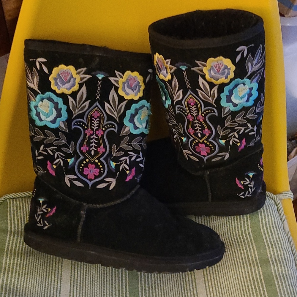 Rare ugg embroidered boots